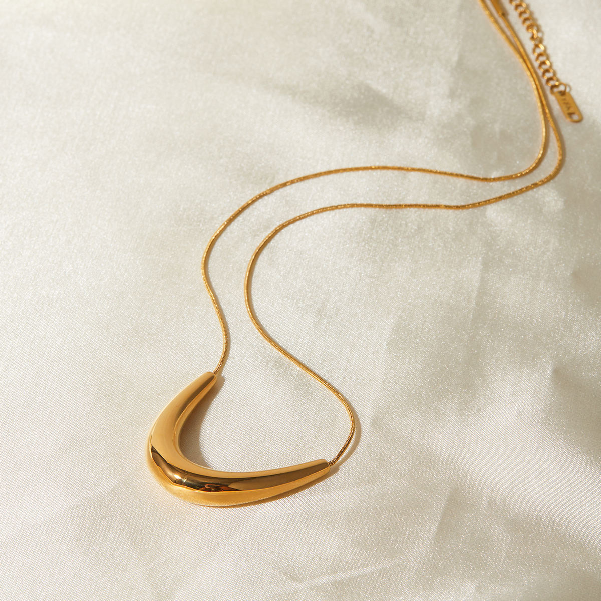 Noreen U Shape Smooth Smile Necklace