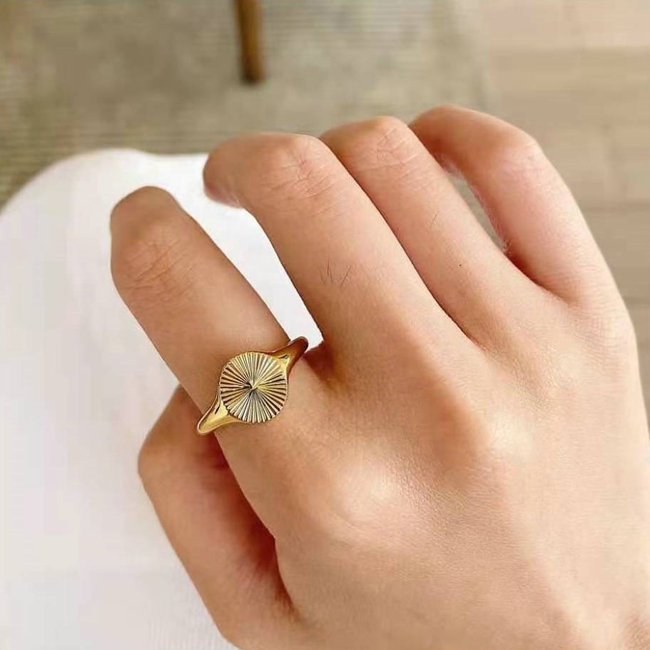 Rosa Medallion Stackable Sunbeam Ring