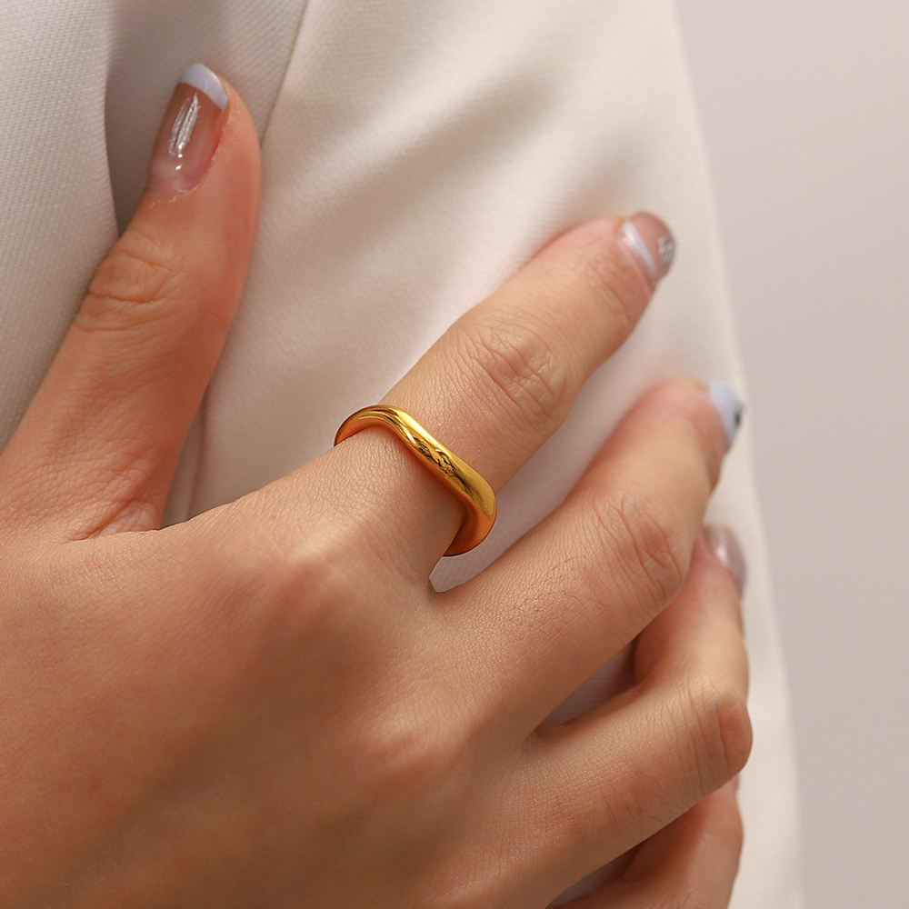 Rosana Round Wavy Ring