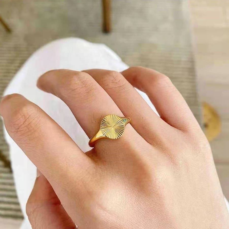 Rosa Medallion Stackable Sunbeam Ring