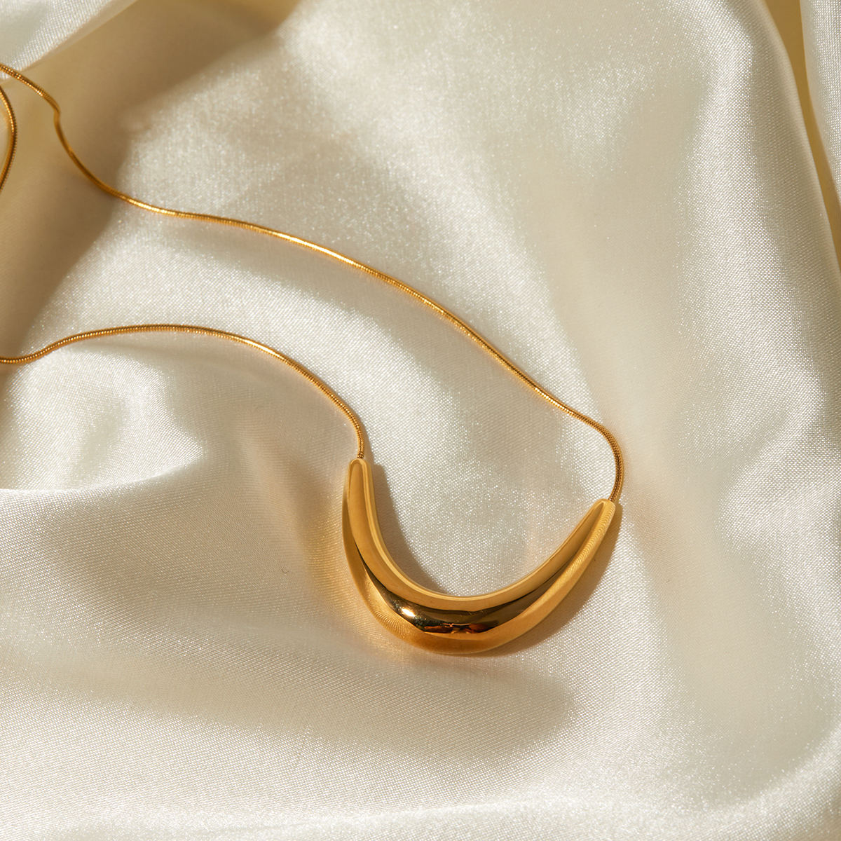 Noreen U Shape Smooth Smile Necklace